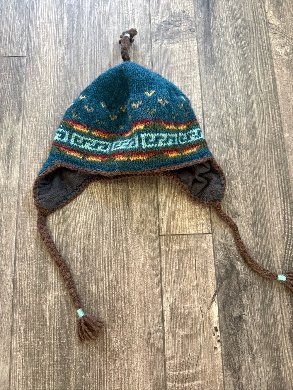 Men’s down to earth handmade Nepalese ear flap hat.